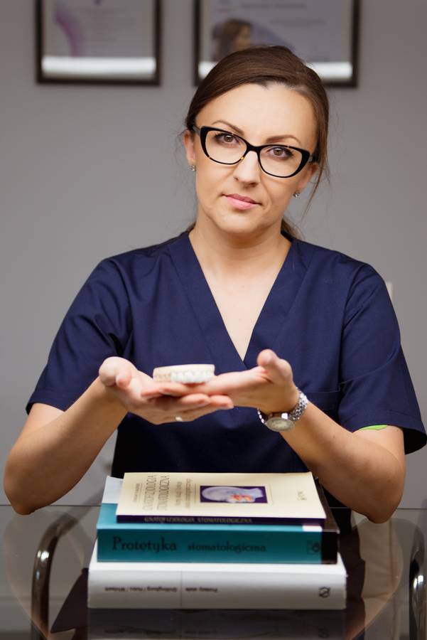 agnieszka dudzinska protetyk stomatologiczny selfie olsztyn 01