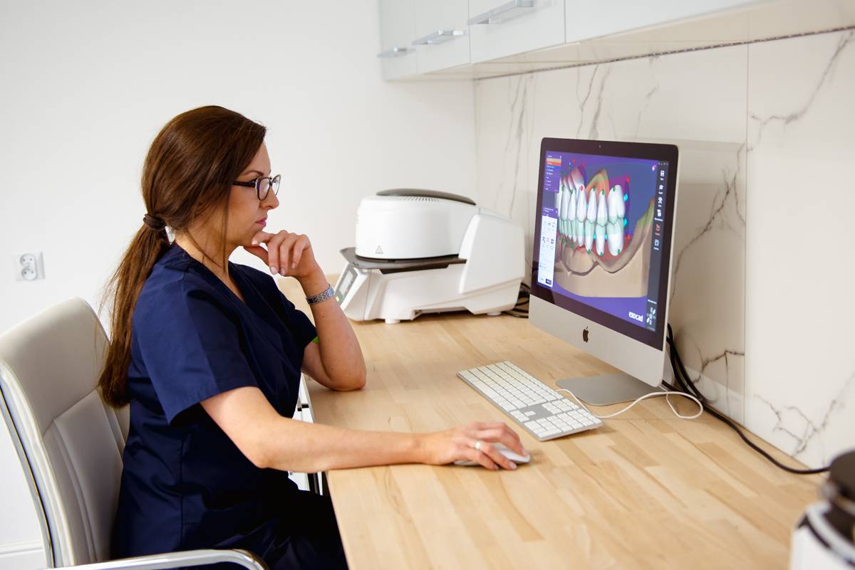 agnieszka dudzinska protetyk stomatologiczny selfie olsztyn 02